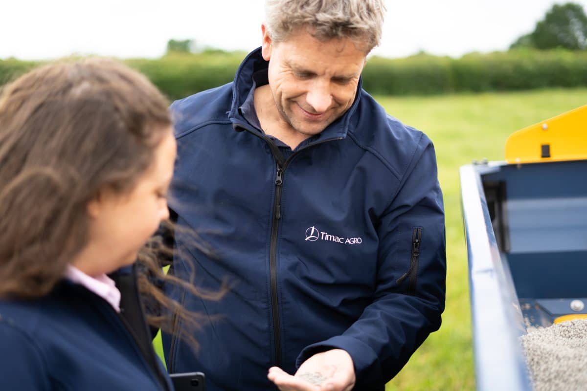ένα ATC σε μια καλλιέργεια ελιάς